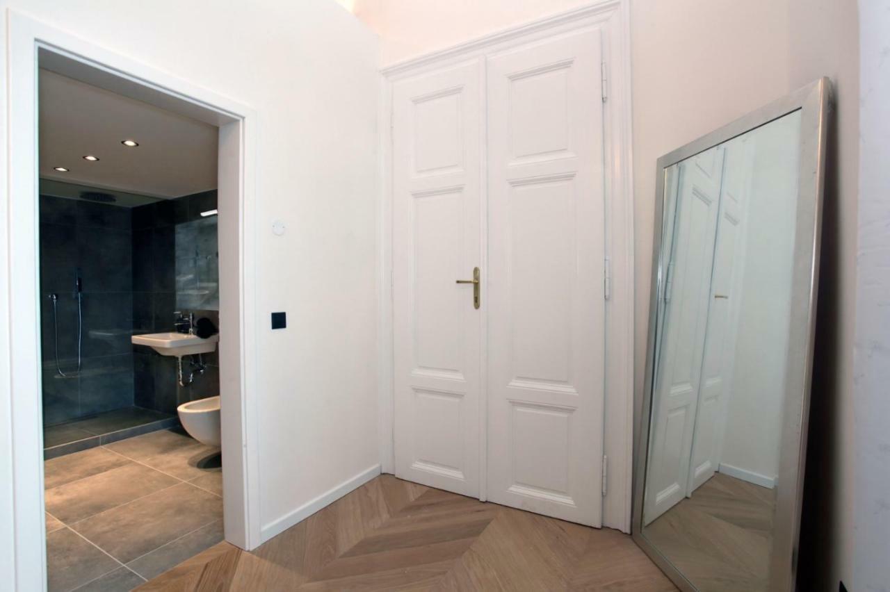 The House - Mezibranska Apartment Prag